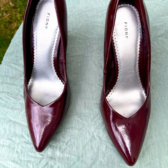 FIONI Clothing Shoes - FIONI Shiny Burgundy Pumps Size 7 Wide